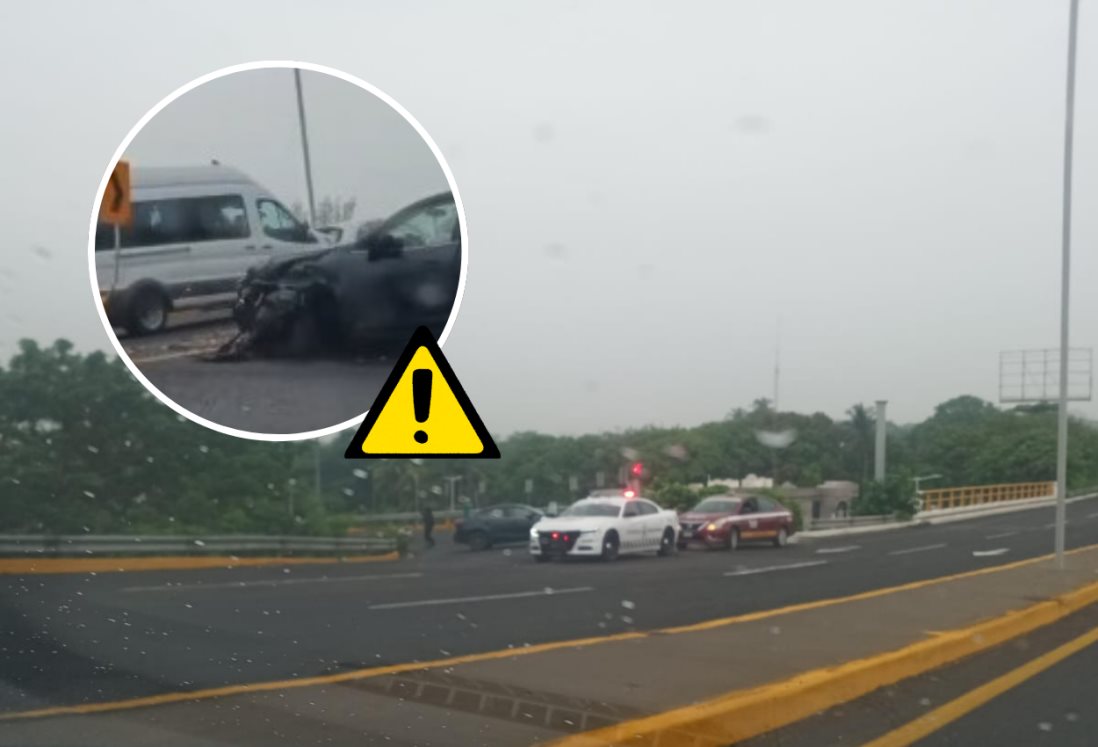 Conductor huye tras chocar su auto de lujo en el distribuidor vial JB Lobos