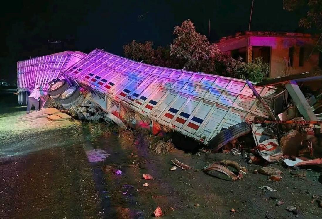 Muere conductor de tráiler en volcadura en la carretera Yanga – Cuitláhuac