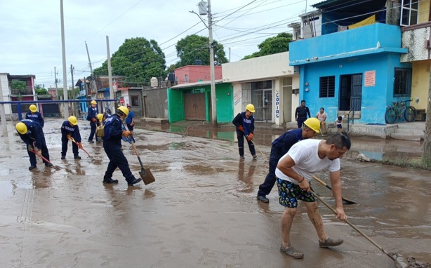 Marina instala dos centros de acopio en Veracruz en apoyo a damnificados del huracán "Erick"