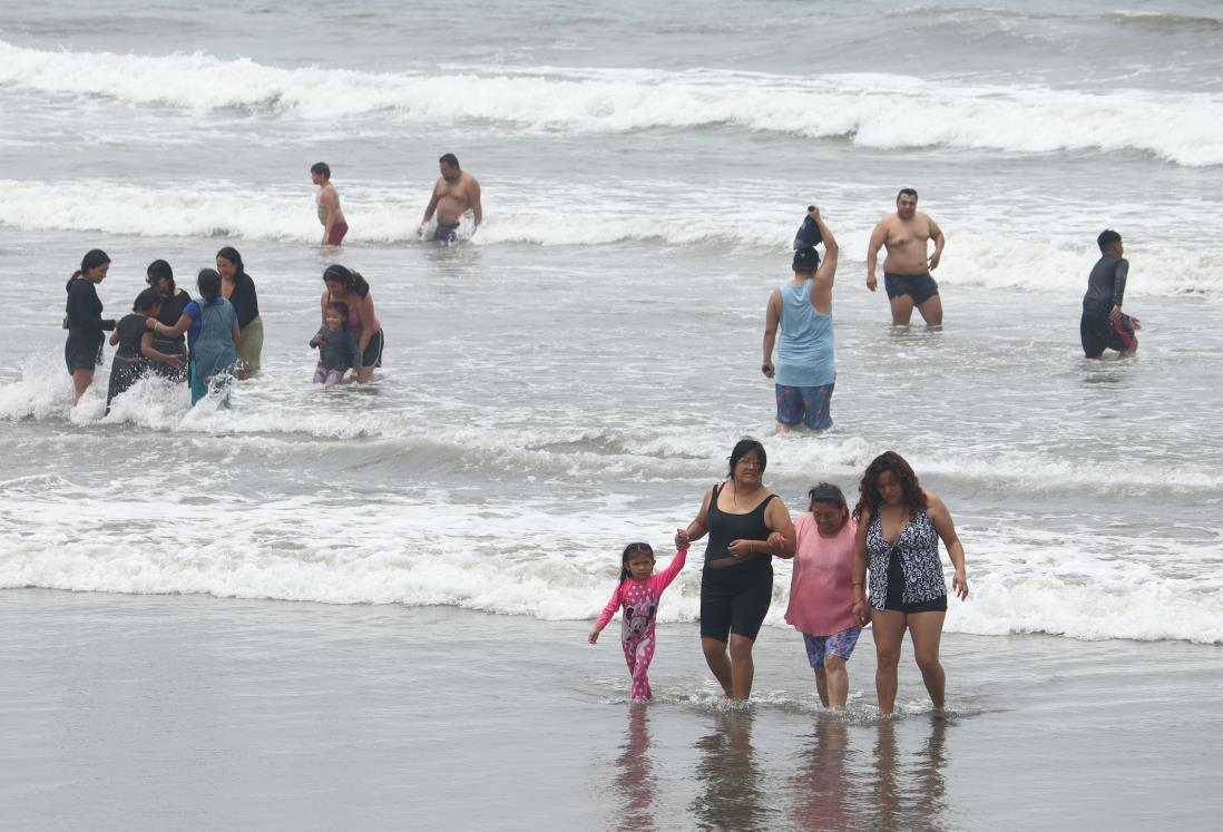 Turistas acuden a las playas de Veracruz pese a cielo nublado y oleaje moderado
