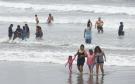 Turistas acuden a las playas de Veracruz pese a cielo nublado y oleaje moderado