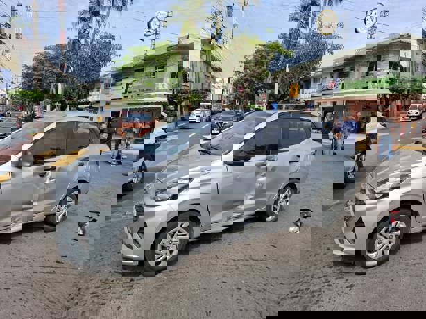 Auto arrolla a joven motociclista en el cruce de Bolívar y Grijalba, en Veracruz