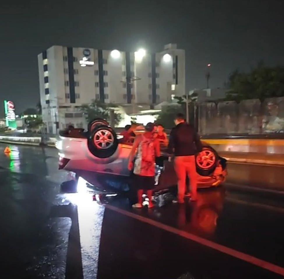 Automóvil termina volcado en carretera Veracruz-Xalapa