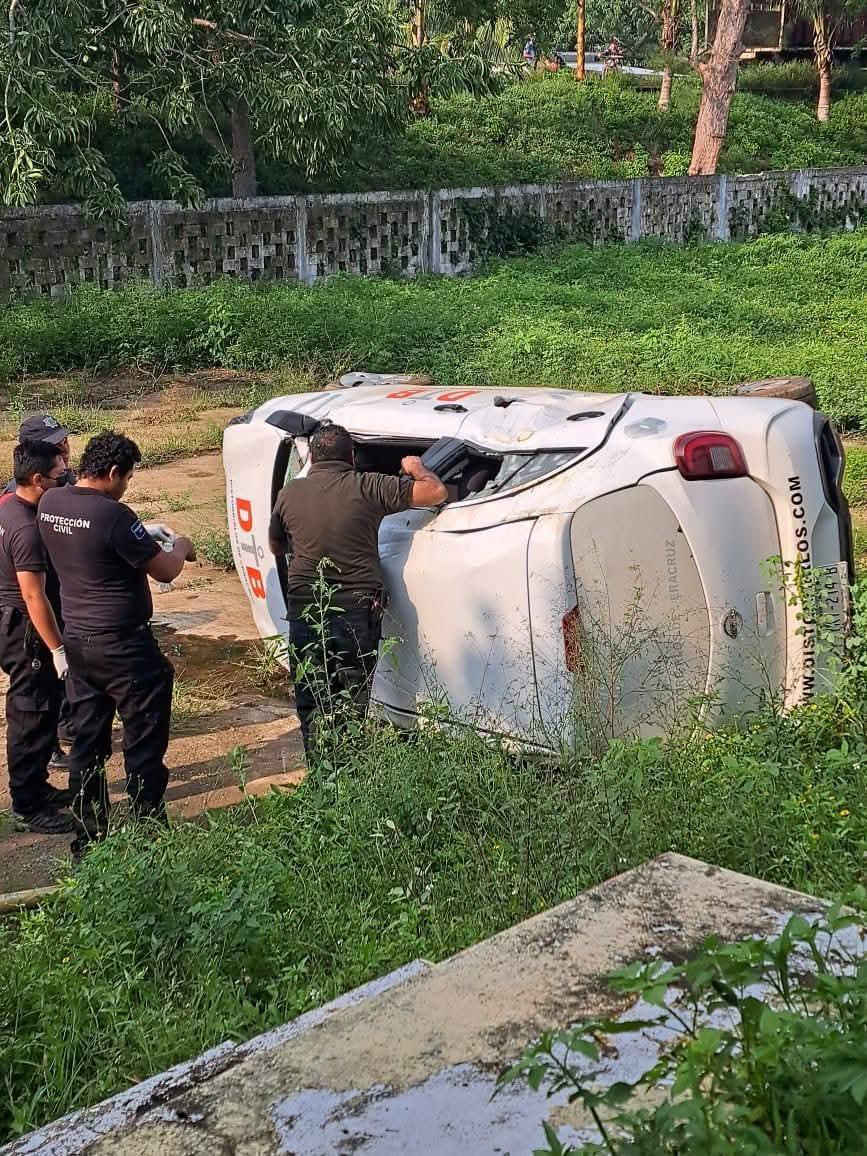 Automóvil vuelca en Ángel R. Cabada y termina dentro de campo deportivo