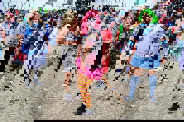Con éxito realizan el tradicional partido Solteras contra Casadas del Carnaval de Veracruz 2025