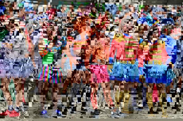 Con éxito realizan el tradicional partido Solteras contra Casadas del Carnaval de Veracruz 2025