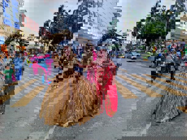 Comunidad LGBT en Veracruz realiza rumbata de carnaval | VIDEO