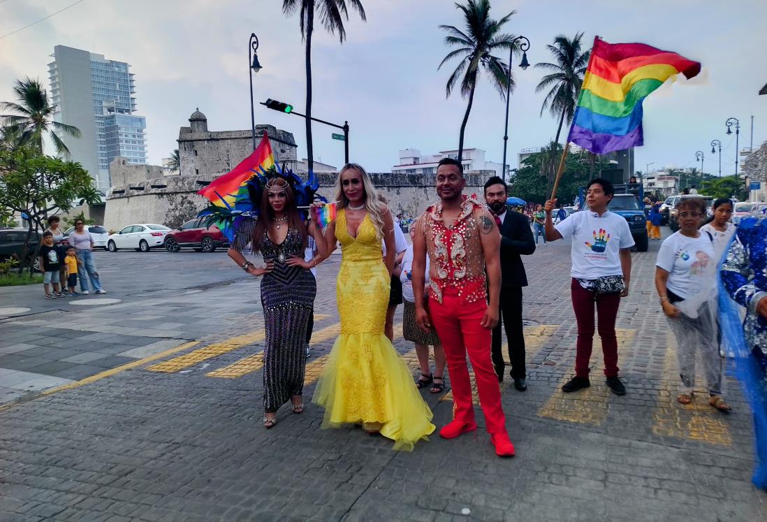 Comunidad LGBT en Veracruz realiza rumbata de carnaval | VIDEO