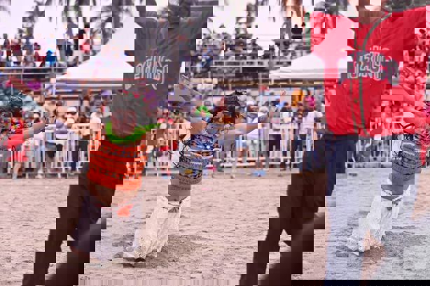 Solteras vencen a Casadas en el divertido preludio de Carnaval de Veracruz 2025