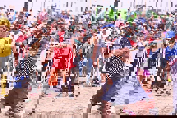 Solteras vencen a Casadas en el divertido preludio de Carnaval de Veracruz 2025