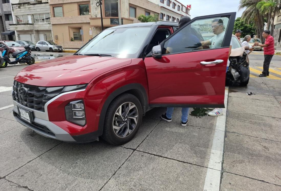 Aparatoso choque entre dos vehículos en calles de Veracruz