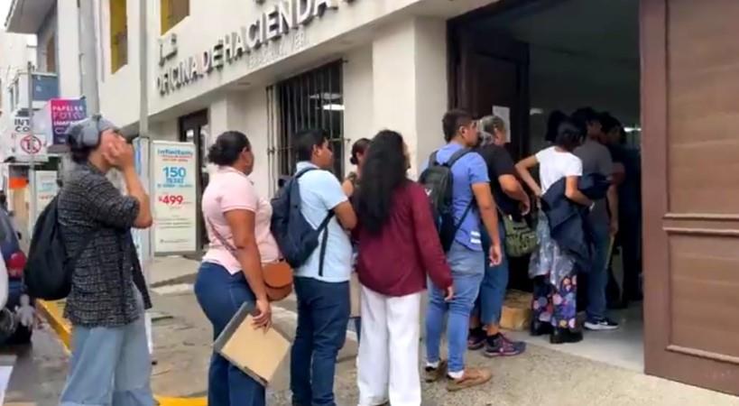 Ciudadanos sufren falla en trámite para reemplacamiento de motos en Veracruz