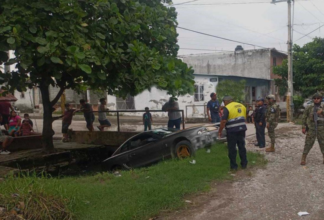 Vecinos rescatan a hombre tras caer con su auto a desagüe en la colonia López Mateos de Veracruz