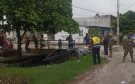 Vecinos rescatan a hombre tras caer con su auto a desagüe en la colonia López Mateos de Veracruz