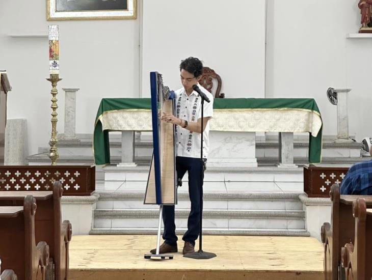 El joven arpista Ismael Cabrera ofreció recital para feligrese de la parroquia de Nuestra Madre Santísima de la Luz