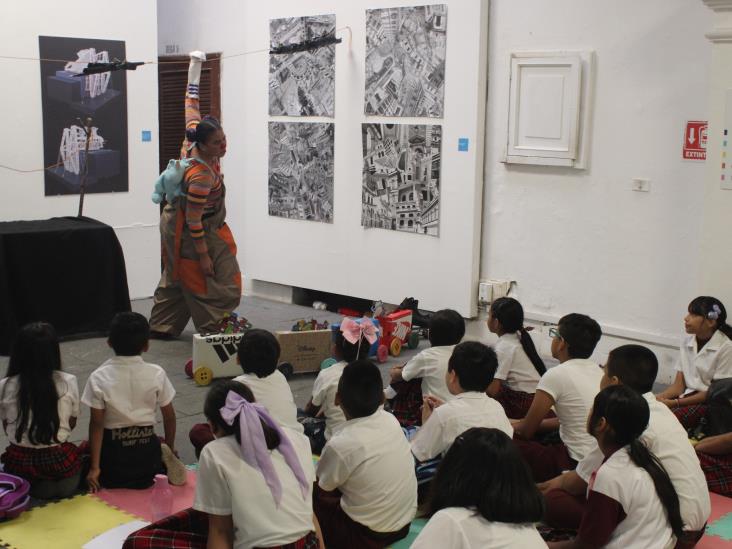 Zyzlilia Cruz presenta la obra de teatro clown ´Calcetopía´