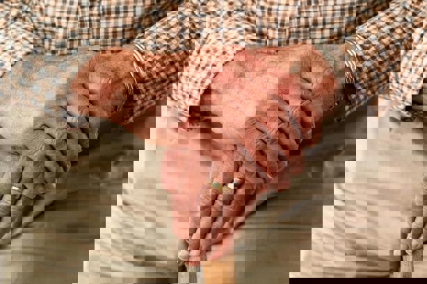 3 estafas que son más comunes en adultos mayores ¿Cómo protegerlos de esos problemas?