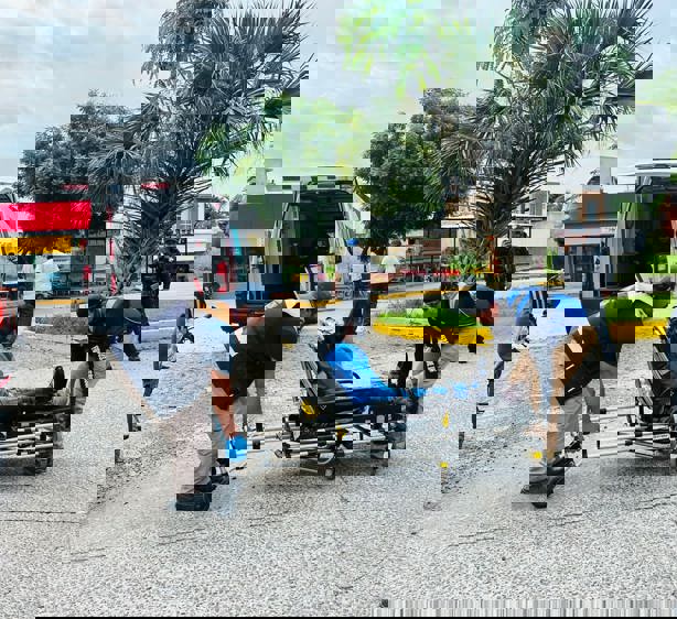 Se estrella taxi contra moto en calles de Lagos de Puente Moreno, en Medellín