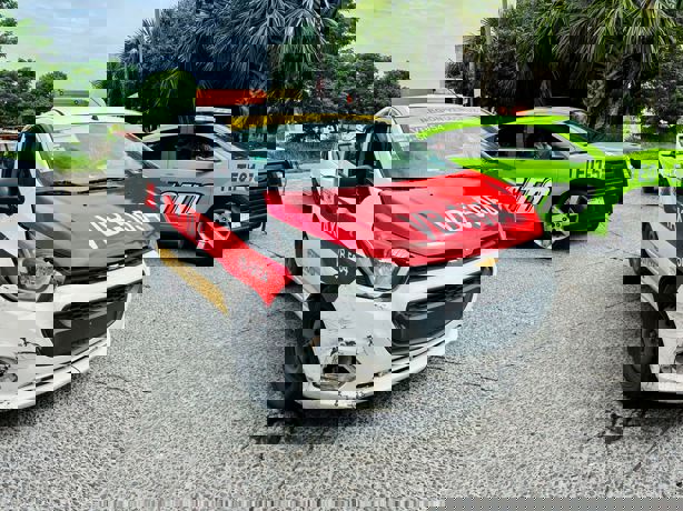 Se estrella taxi contra moto en calles de Lagos de Puente Moreno, en Medellín