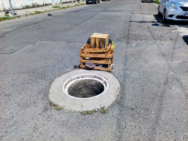 Denuncian alcantarilla sin tapa en calle Netzahualcóyotl de Veracruz