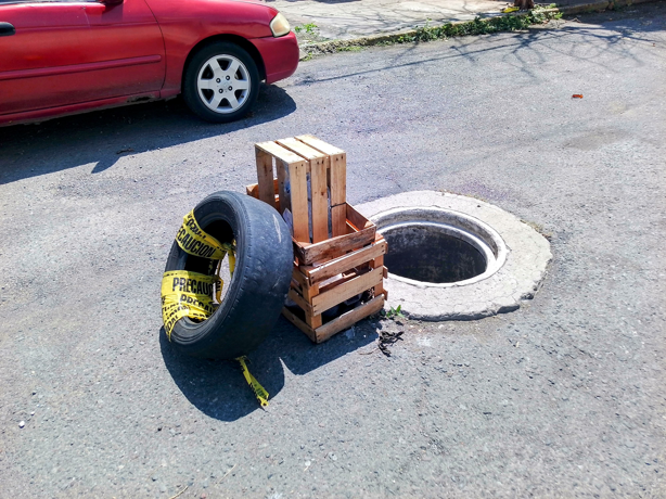 Denuncian alcantarilla sin tapa en calle Netzahualcóyotl de Veracruz