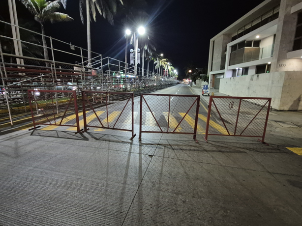 Caos vial en bulevar Ávila Camacho por montaje de gradas del Carnaval Veracruz 2025